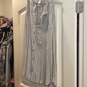 MIDI skirt great condition side slits looks super cute on!